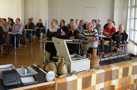 Seminar mit Anschauungsunterricht in Sachen Tennisplatzberegnung<br>Bild: BTV